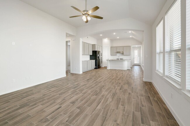 Building Photo - 117 Rosebush Dr