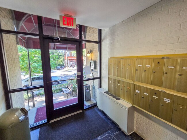 Foto del edificio - 4555 MacArthur Blvd NW