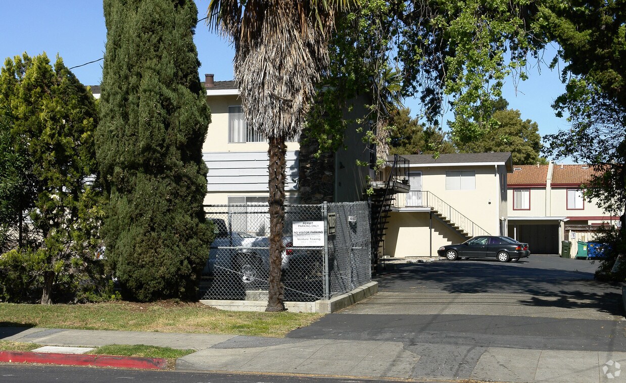 Primary Photo - 422 Redwood Ave