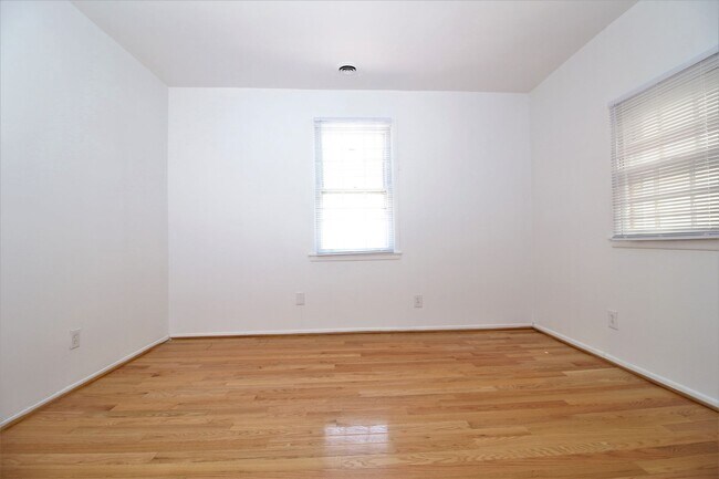 Building Photo - Sunny 1 BR w/ Lg Private Deck & Updated Fe...