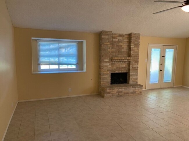 Building Photo - NOW VACANT: Beautiful home with huge back ...