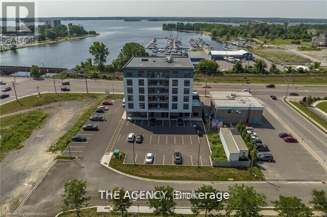 Photo du bâtiment - 2 Dundas St W