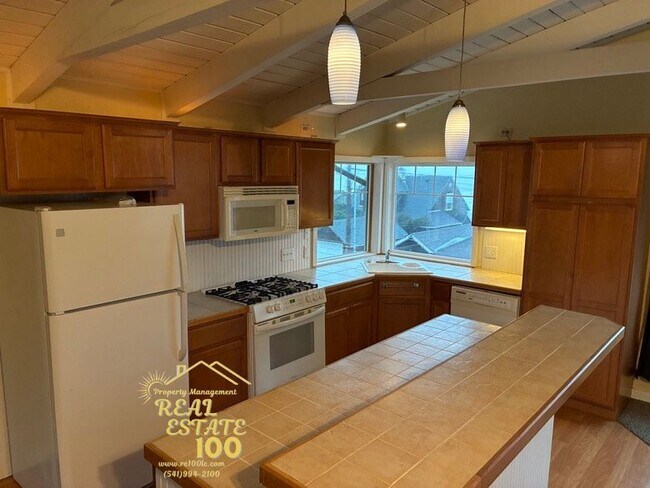 Foto del edificio - 3550 NW Jetty Ave