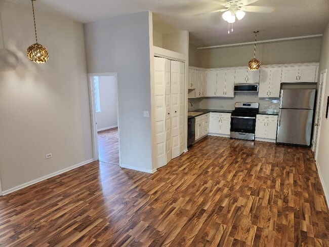 Building Photo - 903 Main St