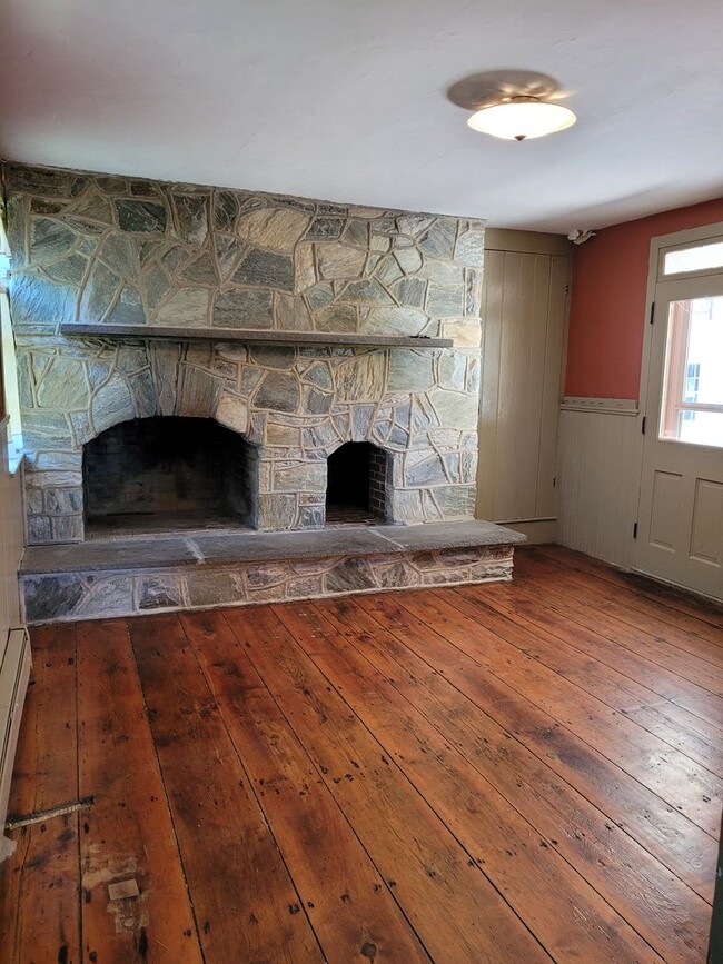 Building Photo - 3 Bedroom Farm house-Penn Manor