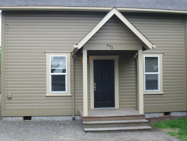 Foto del edificio - Charming 3-Bedroom Two-Story Home with Fenced Yard!
