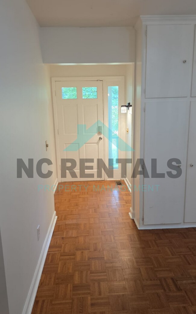 Foto del edificio - 4512 Rosemary Dr