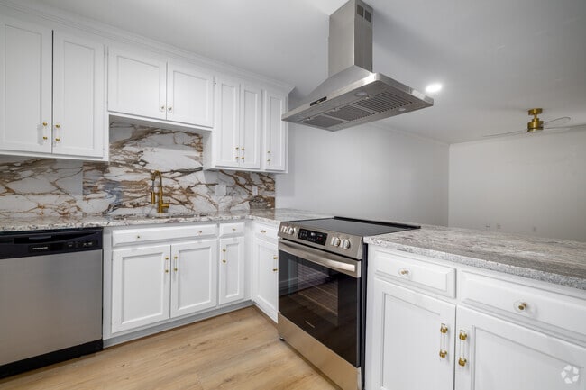 2BR, 2BA - 900SF - Kitchen - Baytree Vynes