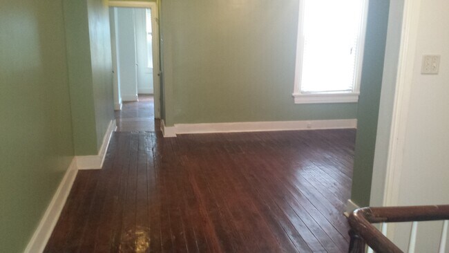 Foto del edificio - Large 2 Story House, Large Fenced In Yard, Wood Floors, Central Air, Quiet Community