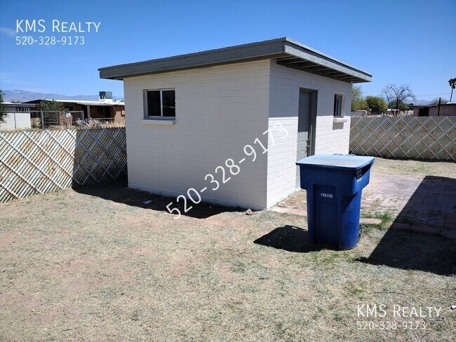 Building Photo - 4 Bedroom 2 Bath- 1711 E Canada Street- OW...