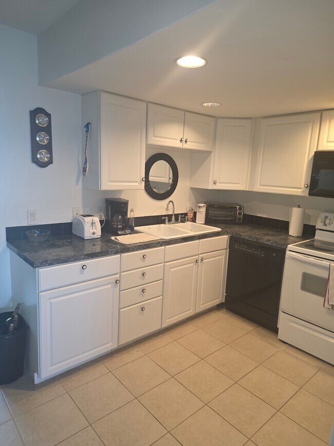 Building Photo - 4158 Tamiami Trl