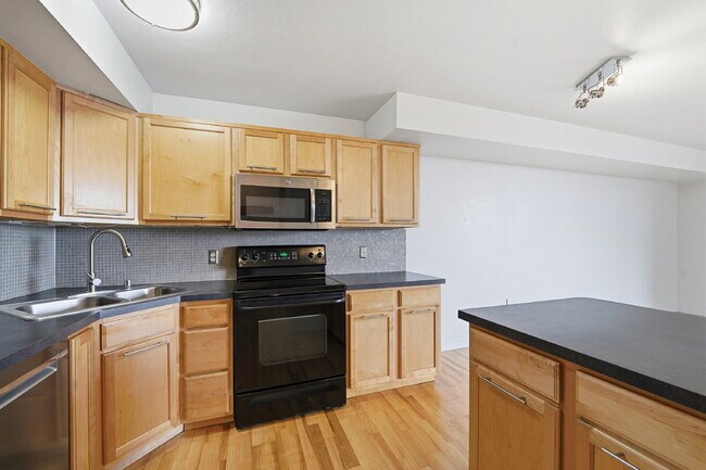 Foto del edificio - $1,670.95 with $300 off the first month's rent, 1 Bed - 1 Bath, Condo in Denver with Washer and D...