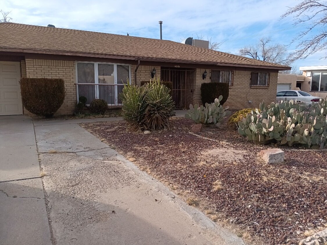 Primary Photo - Charming 4-bedroom, 2-bathroom! Pictures a...