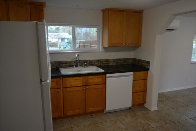 Foto del edificio - 37562 Row River Rd