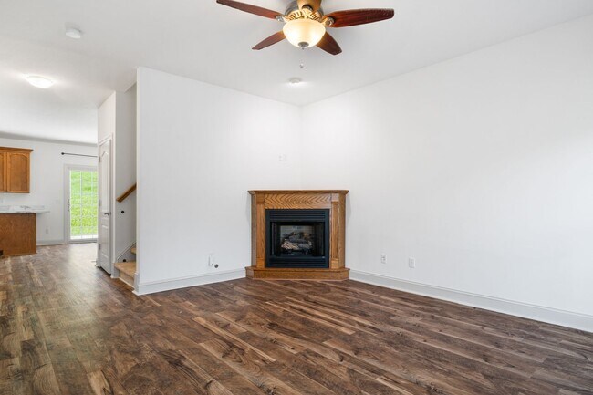Foto del edificio - Gorgeous 3 Bedroom, 2.5 Bath End-Unit Town...