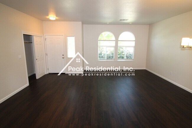 Foto del edificio - Updated 3bd/2ba Home near Freeport Blvd & ...