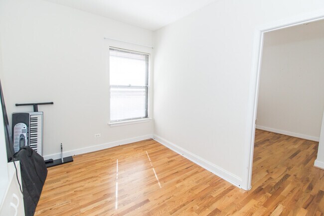 Building Photo - 927 W Sunnyside Ave