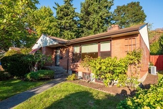 Building Photo - 2844 31st Ave W