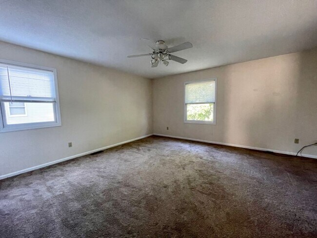 Foto del edificio - LEXINGTON SCHOOLS!  2 Bedroom, 1 1/2 Bath Duplex Available!