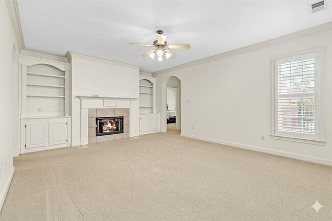 Foto del edificio - 7520 Crystal Lake Dr