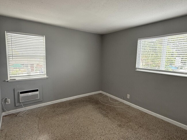 Foto del edificio - 1118 N H St