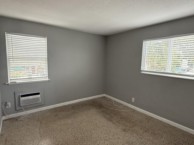 Building Photo - 1118 N H St