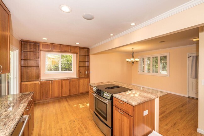 Foto del edificio - Beautifully Remodeled 4 Bed, 4.5 Bath Home on Tree-Lined Street