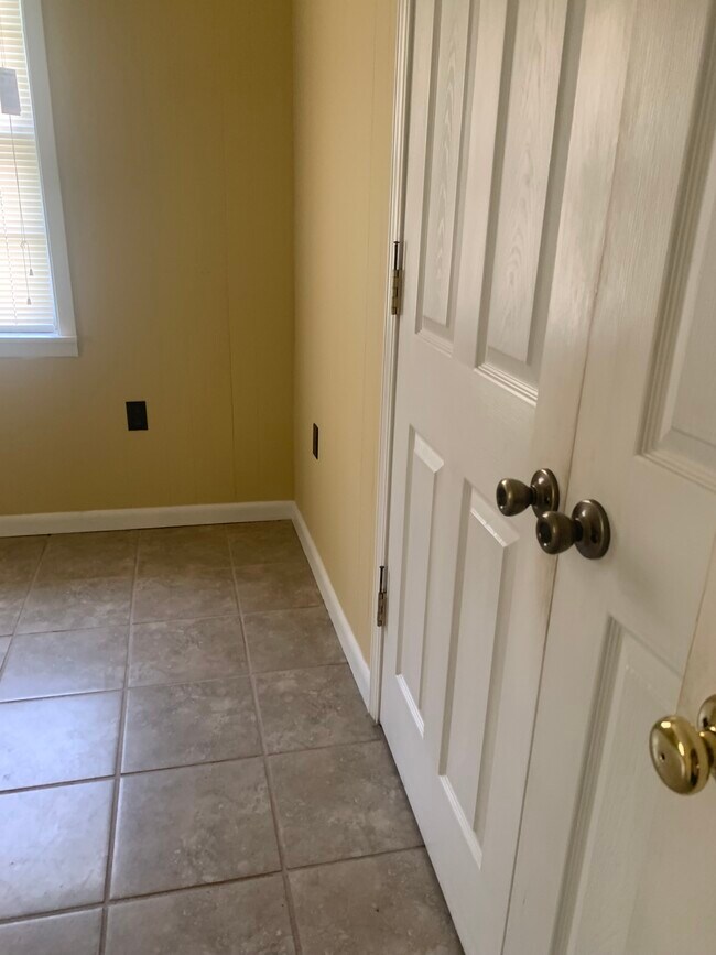 Building Photo - 220 E Church St