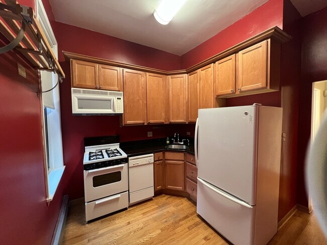 Building Photo - 452 W St James Pl
