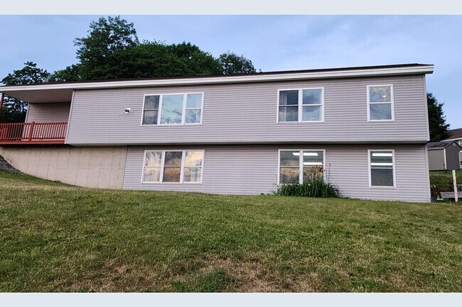 Building Photo - Beautiful 4 Bed 2 Bath in Lisbon