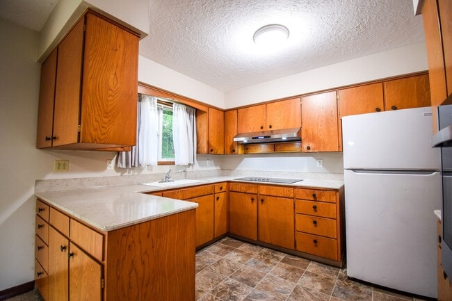 Building Photo - Charming 3 Bedroom 2 Bath Home with Large ...