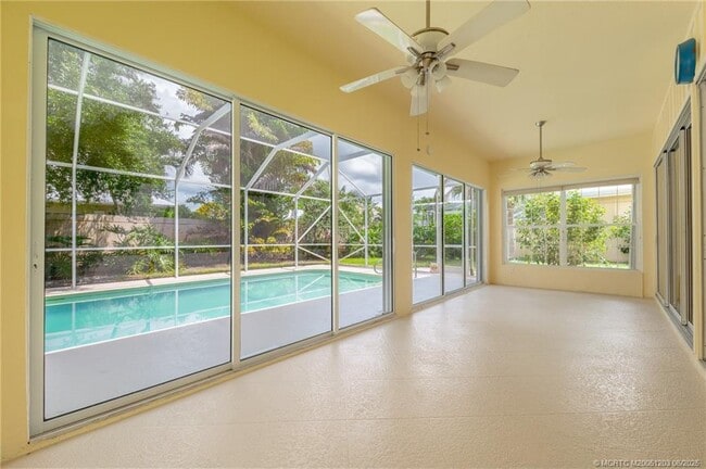 Building Photo - 2102 SW Mayflower Dr