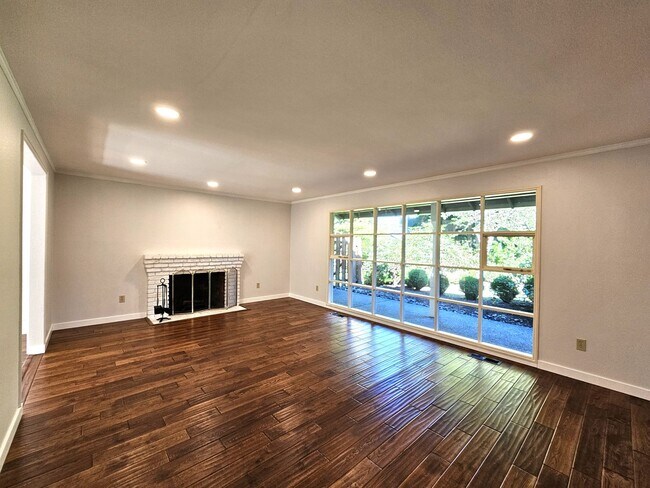 Building Photo - Beautiful 4-Bedroom Home in Bellevue's Heart