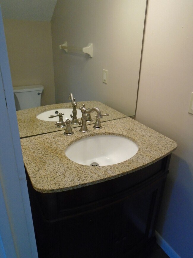 Foto del edificio - 733 Laurel Bay Cir