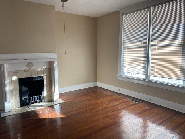 Livingroom - 313 Ellis St