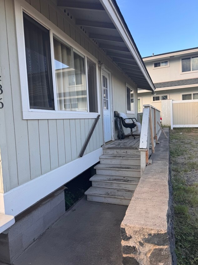Front entry of cottage - 486 Kea St