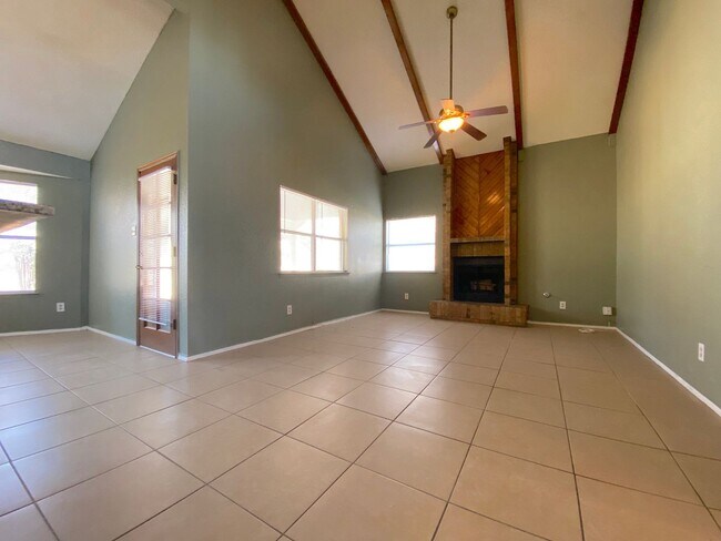 Building Photo - Northeast El Paso 3 bed2 bath