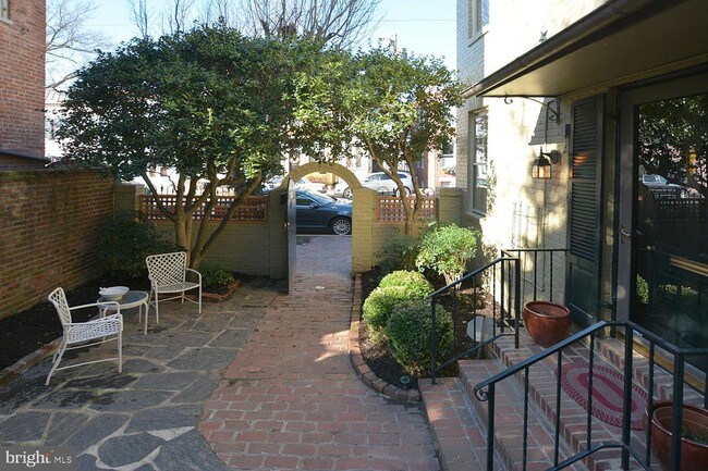 Building Photo - 520 S Fairfax St