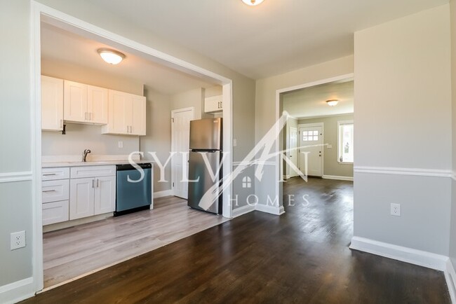 Building Photo - This charming home is ready for your perso...
