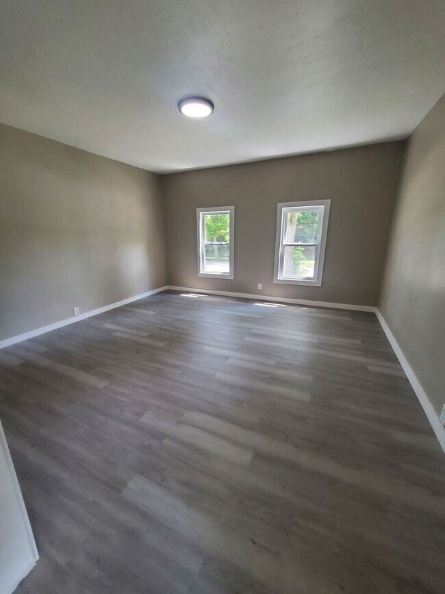 Building Photo - 4 Bedroom Single Family