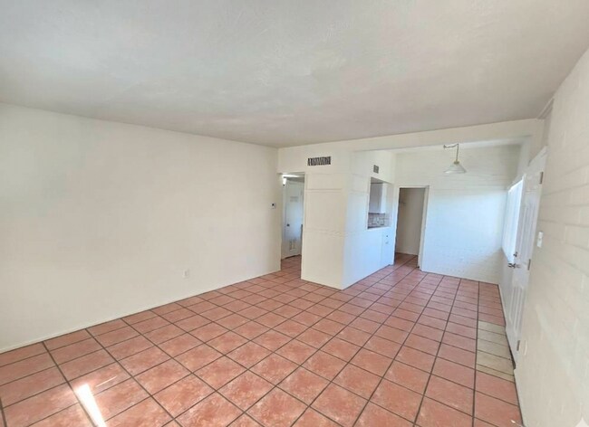 Foto del edificio - 6637 E Cheery Lynn Rd