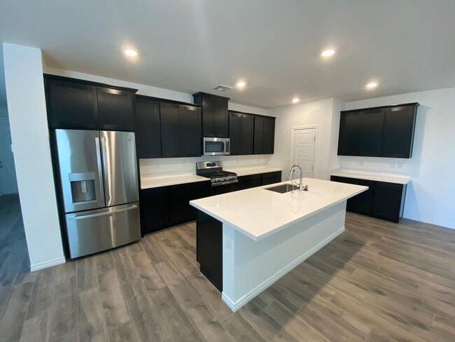 Foto del edificio - Beautiful 4 bed/3.5 bath home located in N...