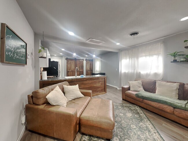 Foto del edificio - Front Porch Charm & Backyard Dreams!