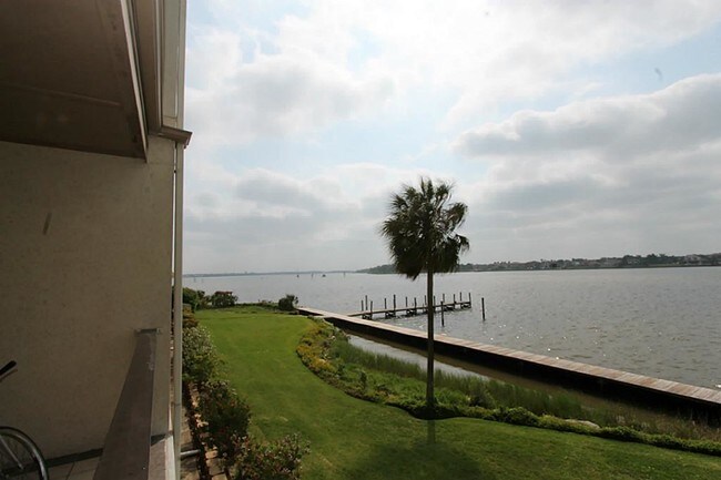 Building Photo - 401 Lakeside Ln