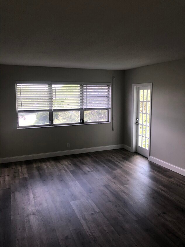 Living room - 2200 Park Ln