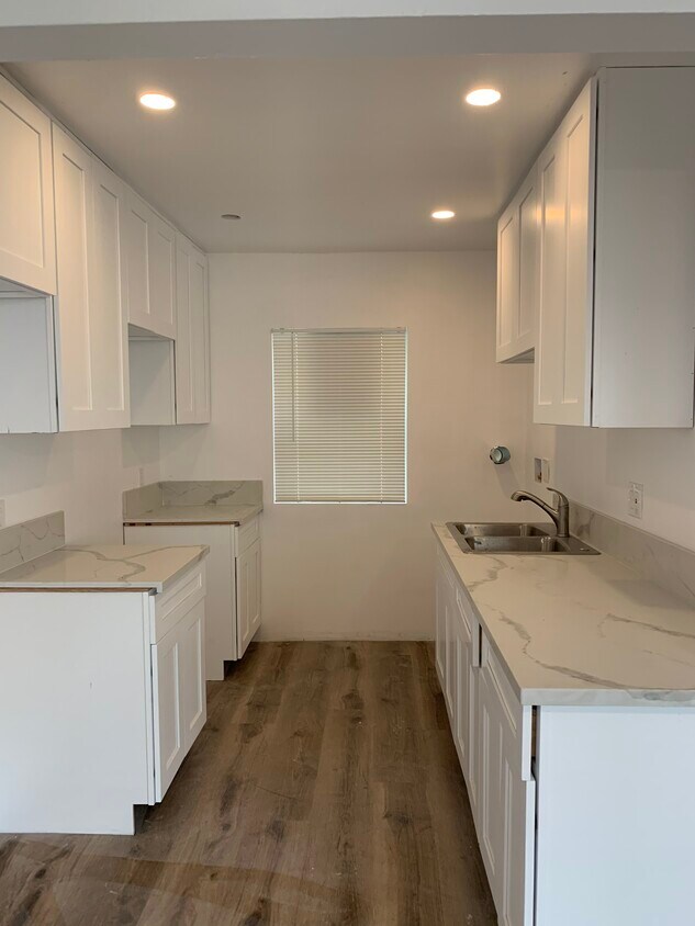 Kitchen - 1016 S Westlake Ave