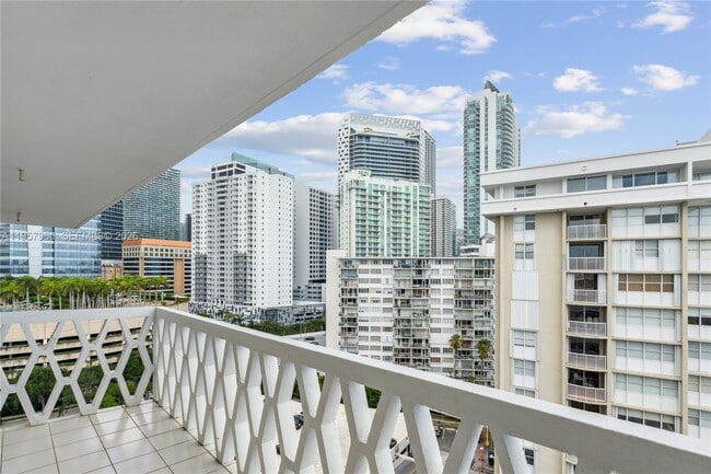 Foto del edificio - 1430 Brickell Bay Dr