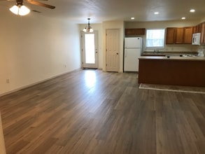 Building Photo - 415 Wild Rose Ln