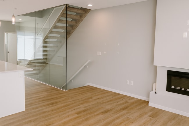 Building Photo - 479-439 39 St SW