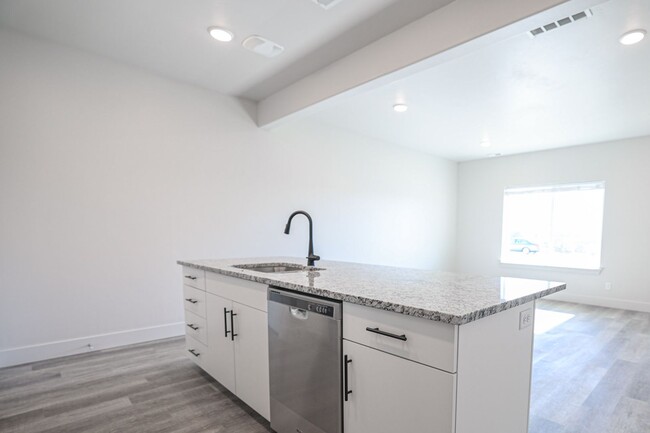 Building Photo - BEAUTIFUL NEW TOWNHOUSE FOR RENT IN REXBURG!